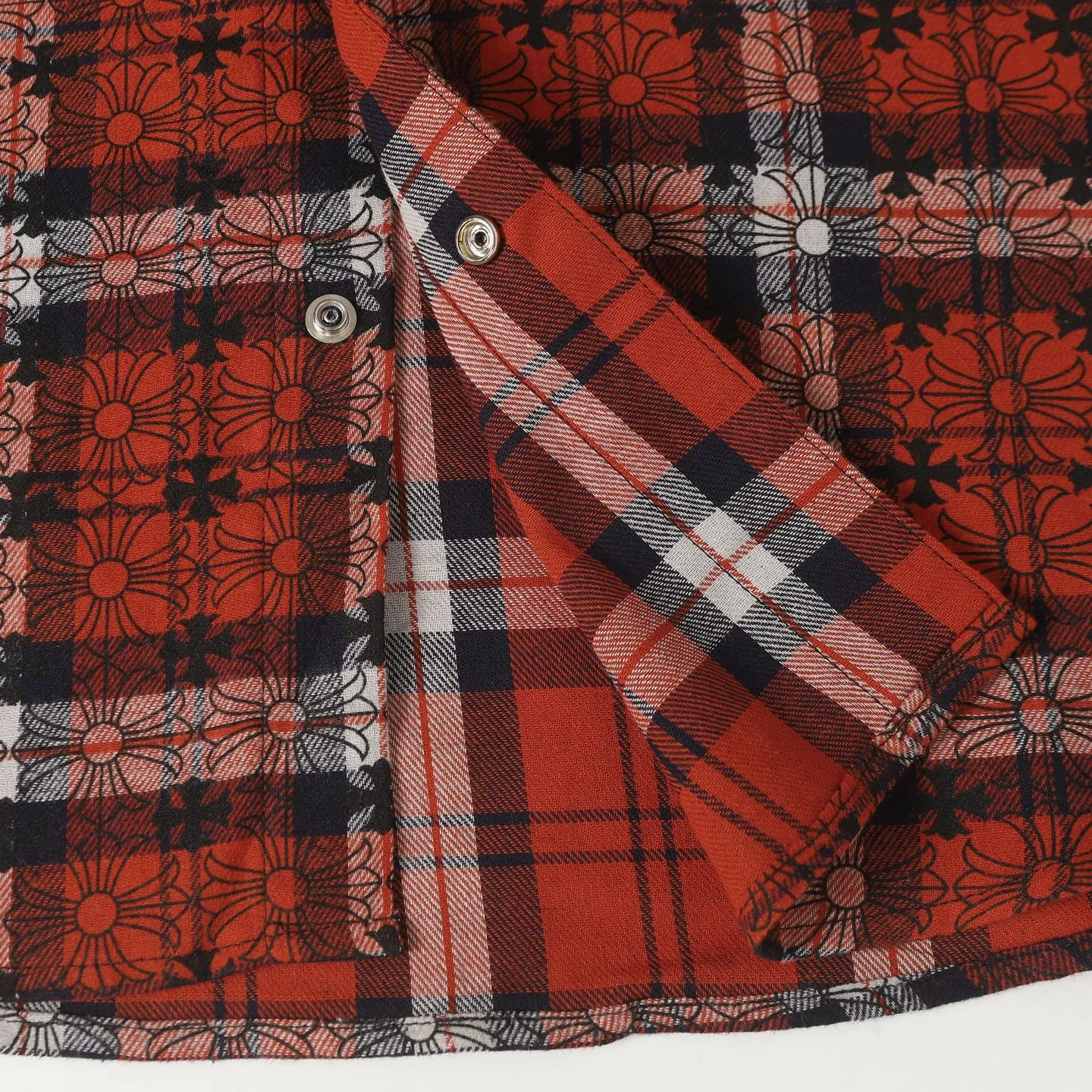 🅿️330 CH Crow Heart Leather Label Metal Checkered Shirt Jacket. Original Crow family's unique identity embellished with silver buckle cross leather stamp, custom-dyed dark pattern brand fabric, high-quality checkered pattern tailoring, cross leather badge splicing on the sleeves, one-sided patch pocket design on the chest, custom-made high-quality lettering hardware accessories, distressed retro silver buckles, three-dimensional version. The upper body is sassy and handsome. Natural high-street style. Needless to say, the upper body effect is natural. It is at the forefront of the trend. Its vibrant design and versatile attributes can surprise you no matter how you match it! Size: S-XL